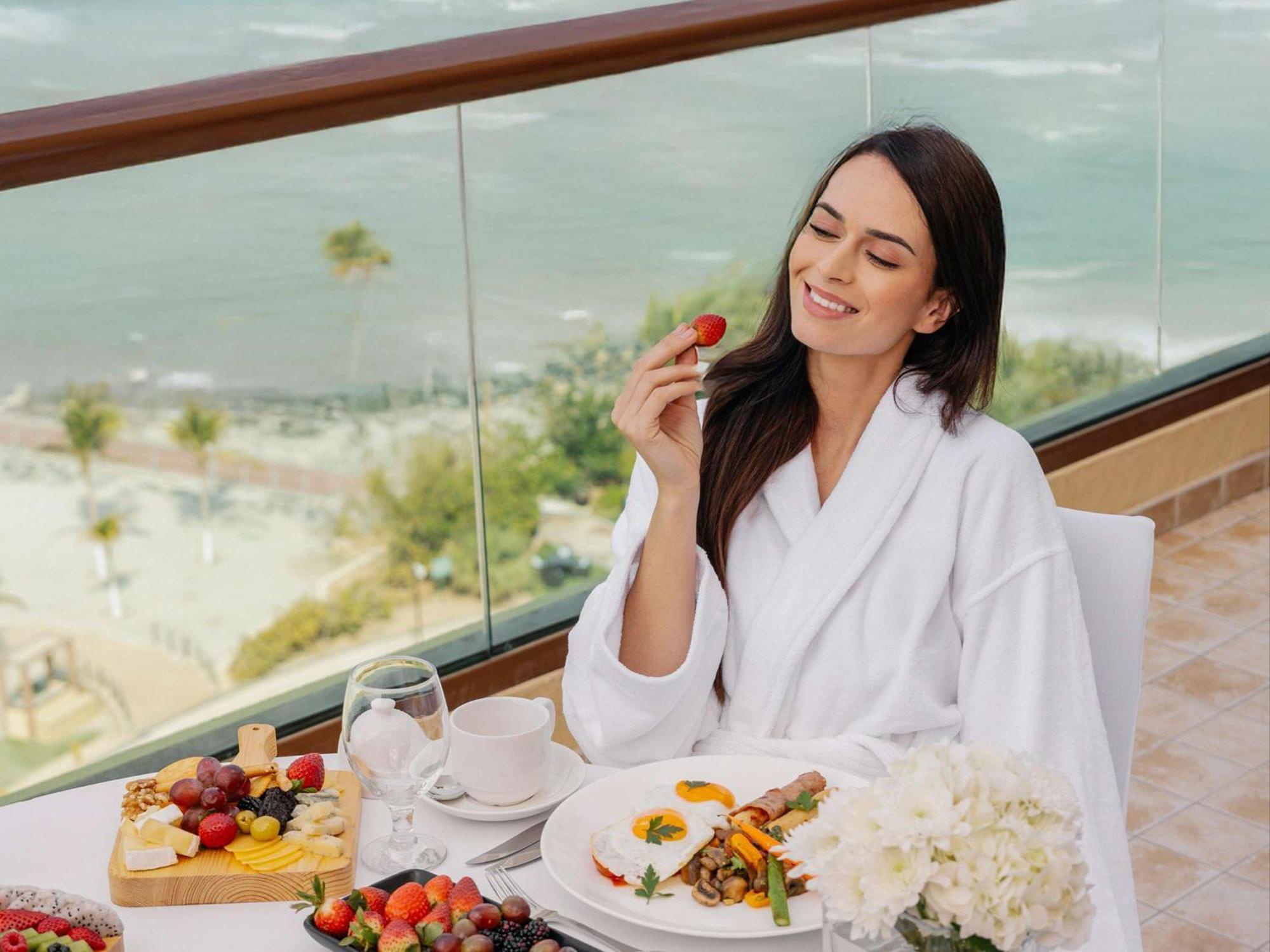 מלון Fairmont אג'מן מראה חיצוני תמונה A woman wearing a bathrobe
